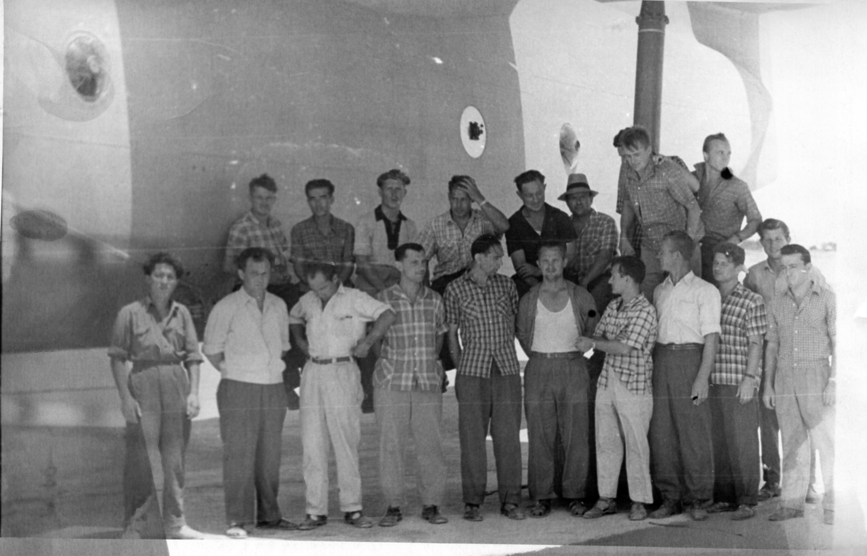 ЕКСКЛЮЗИВ: фотосесія екіпажу Ка-22 Гвинтокрил із головним пілотом Дмитром Єфремовим і робочою розмовою провідного інженера, Ташкент, 1962 рік, особистий архів