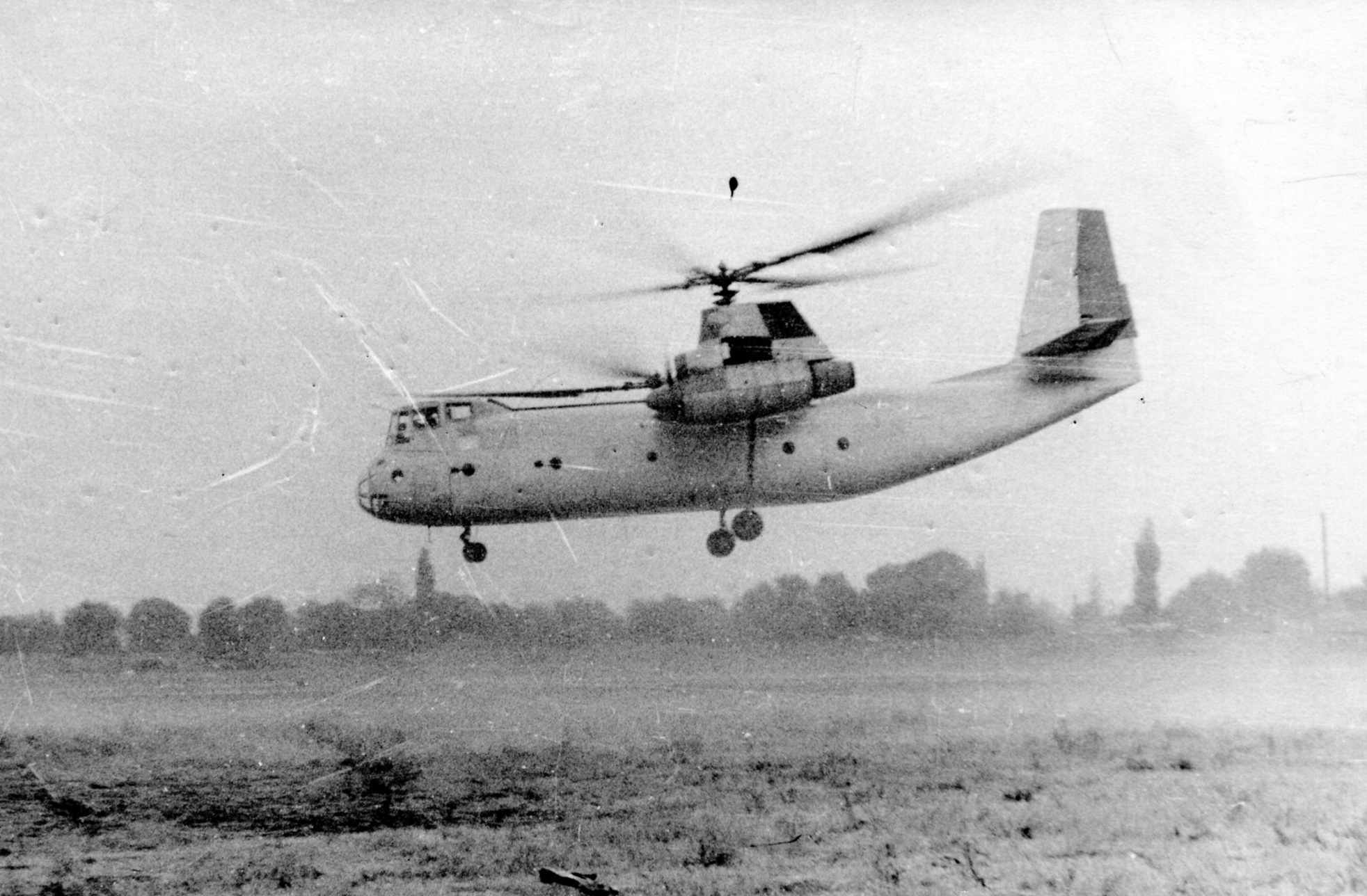 ЕКСКЛЮЗИВ, ПЕРША ПУБЛІКАЦІЯ: Ка-22 Гвинтокрил у фазі переходу, 1961 рік, гвинти нахиляються з вертикального положення в горизонтальне, особистий архів Вадима Ніколаєва