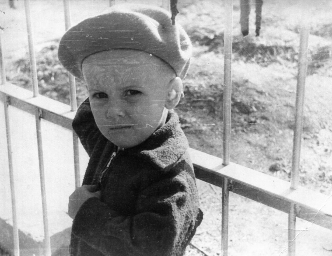 Андрій Ніколаєв біля могили батька (2 роки) — родинна спадщина засновника Digital Polygraph