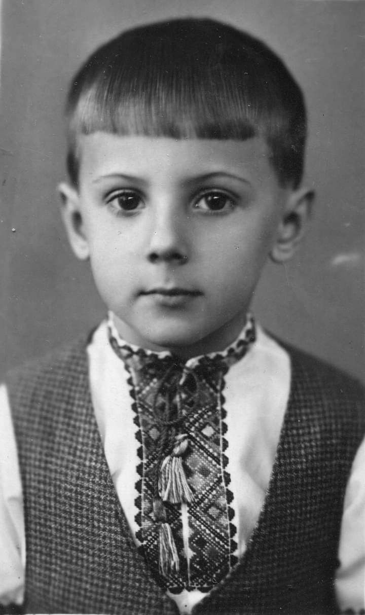 Андрій у шість років у вишиванці