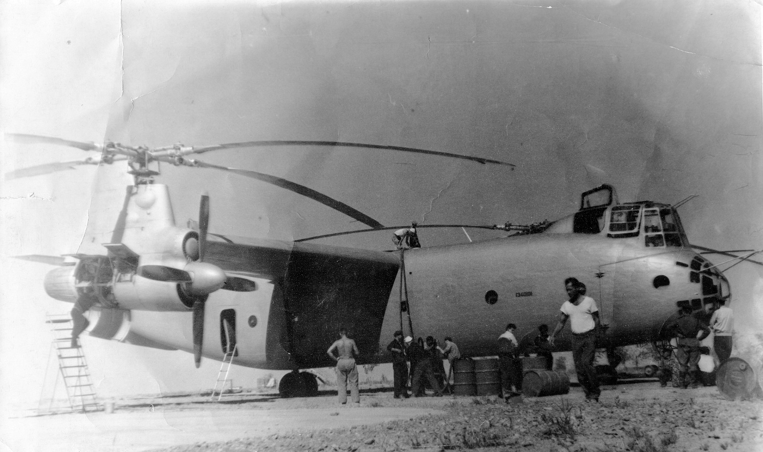 Передпольотна підготовка гвинтокрила Ка-22 у 1962 році, сфотографована українським інженером-випробувачем Вадимом Ніколаєвим у Ташкенті
