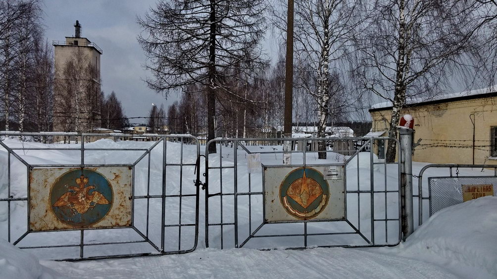Ворота «Веги» в Мирному взимку