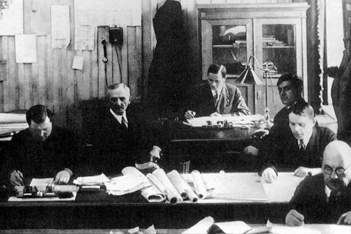 Фахівці під наглядом НКВД у радянському секретному об’єкті, 1940–1950-ті роки